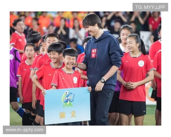 曼城青训学院与当地学校合作推广社区足球